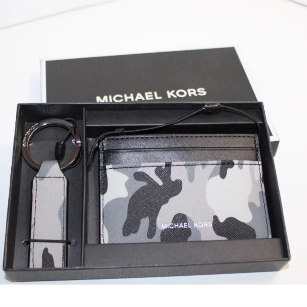 Michael Kors Camo Card Holder & Keychain Boxed Set - Picture 2 of 10